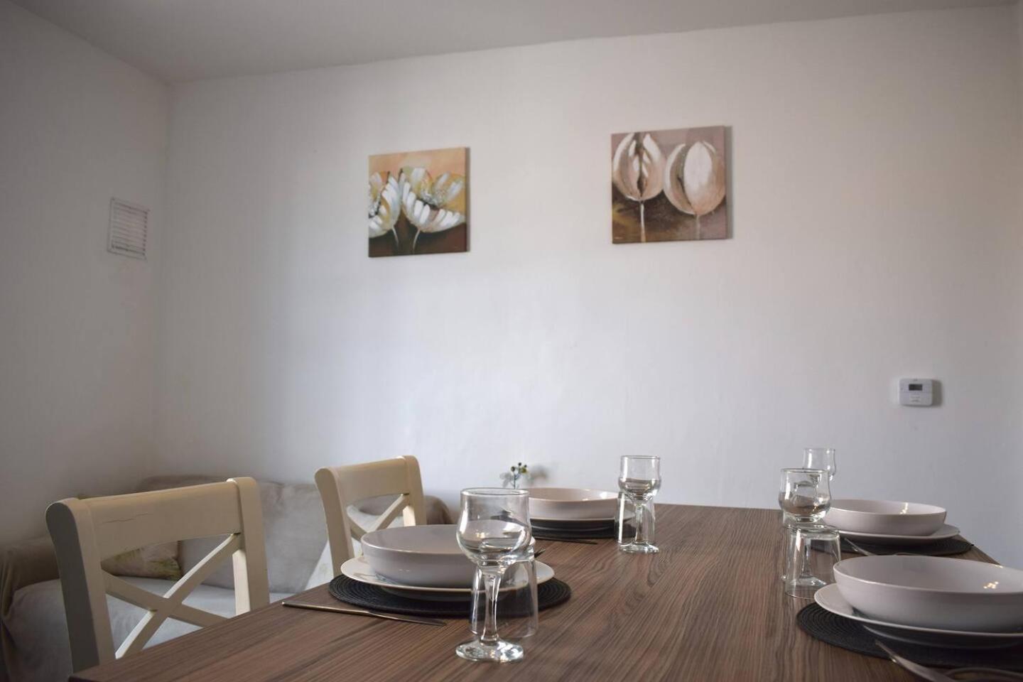 The Near Strawberry Hill Apartment