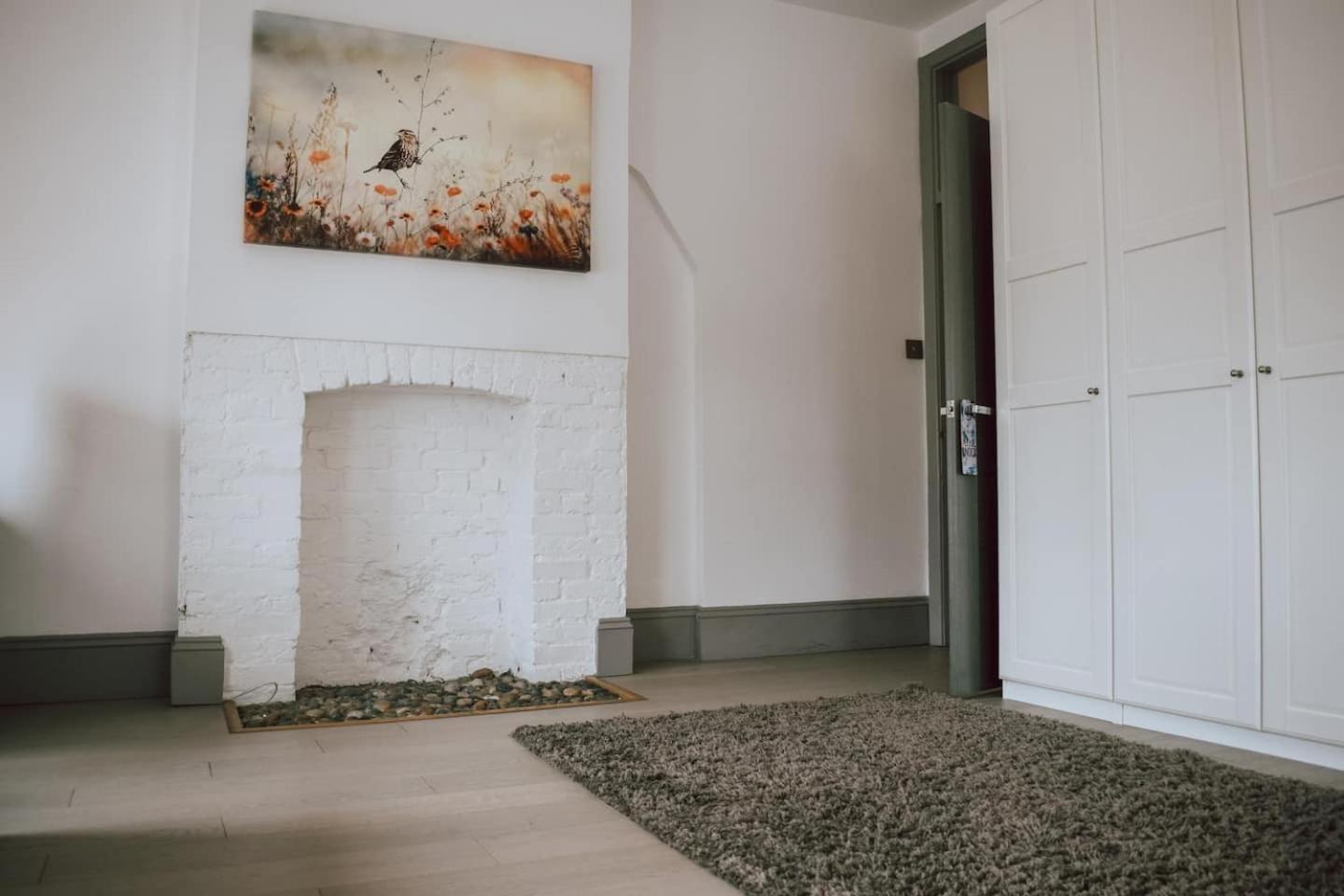 Apartment The Near Strawberry Hill *