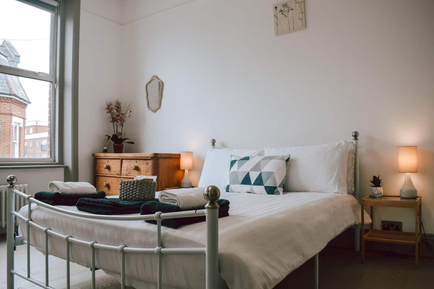 The Near Strawberry Hill Apartment