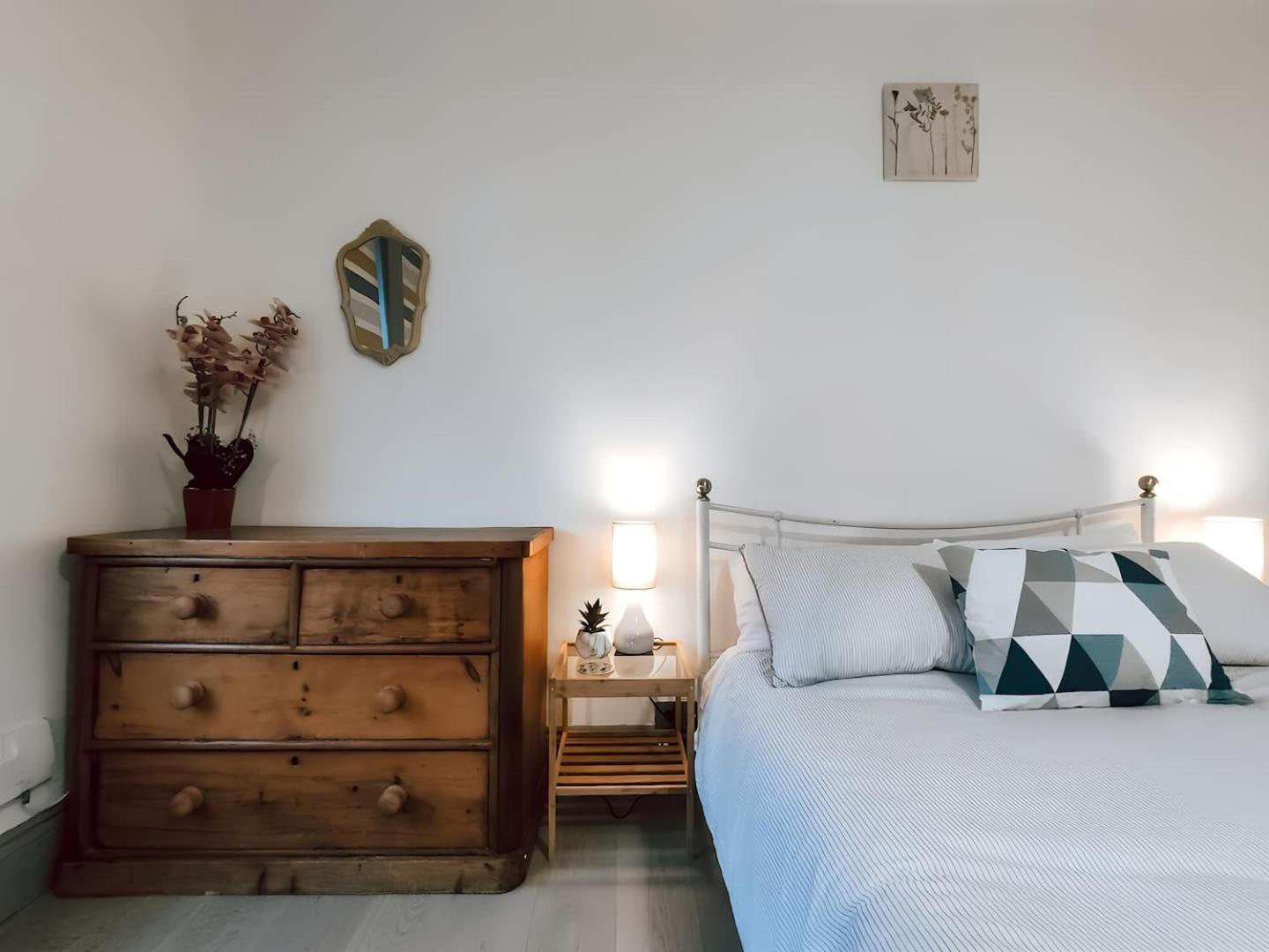 The Near Strawberry Hill Apartment *