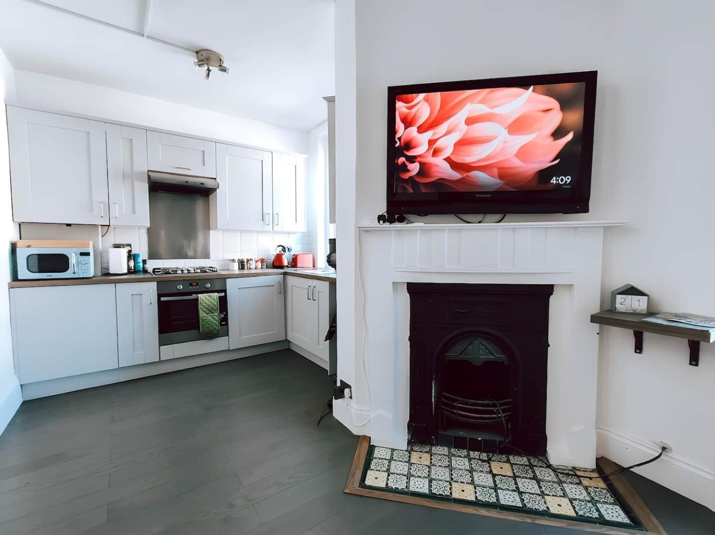 The Near Strawberry Hill Apartment